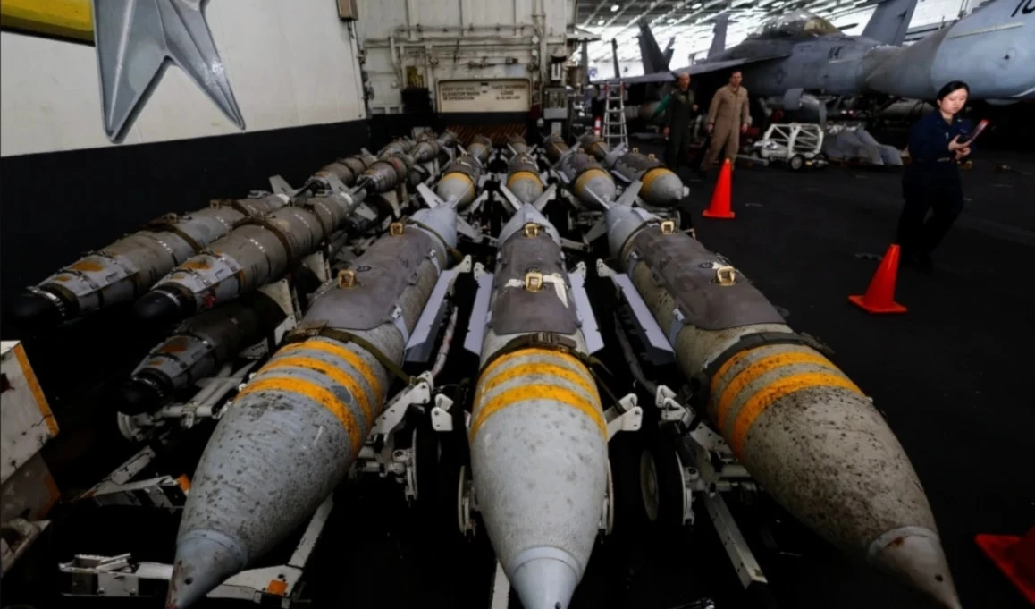 Misiles y proyectiles de Estados Unidos en manos de "Israel".