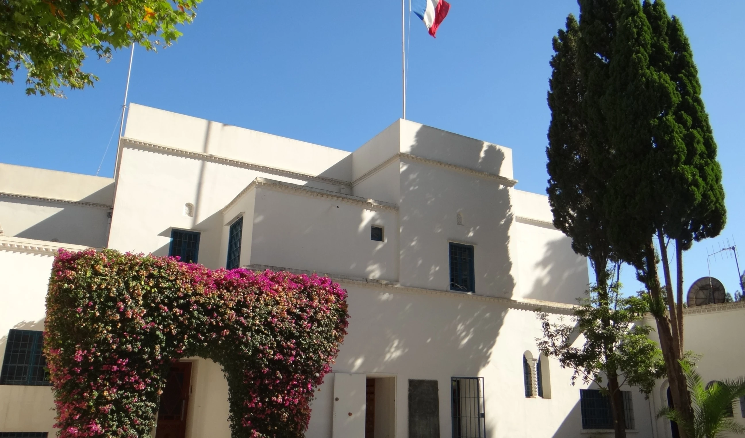 Las autoridades de la embajada de Argelia en París exigen la liberación inmediata del funcionario y respeto a los tratados internacionales. Las autoridades de la embajada de Argelia en París exigen la liberación inmediata del funcionario y respeto a los tratados internacionales.