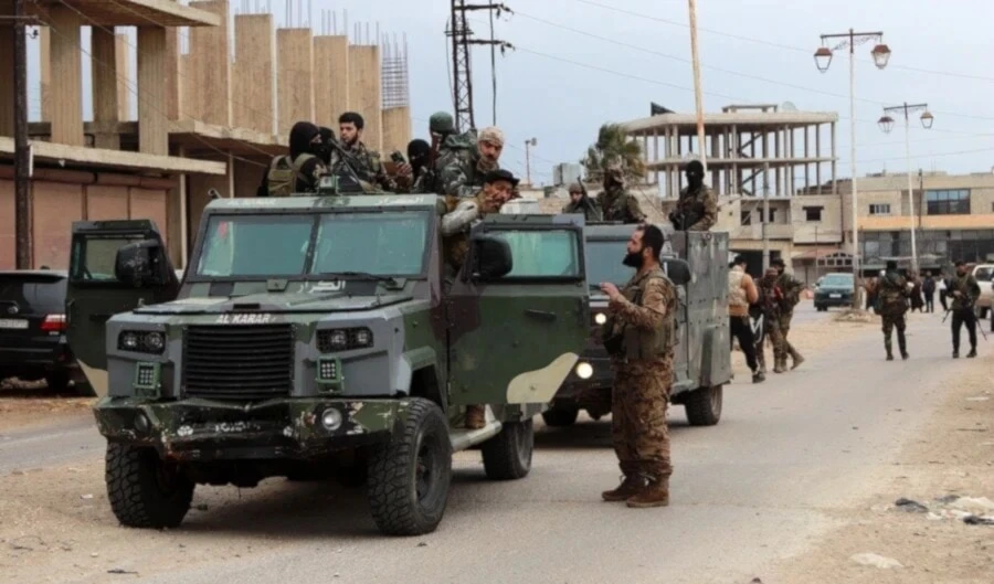 Miembros de las fuerzas de seguridad del gobierno de Damasco reunidos en la ciudad de Sanamein (Foto: AFP)