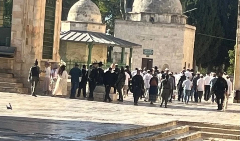 Colonos israelíes irrumpen en la mezquita Al-Aqsa bajo protección policial. Colonos israelíes irrumpen en la mezquita Al-Aqsa bajo protección policial.