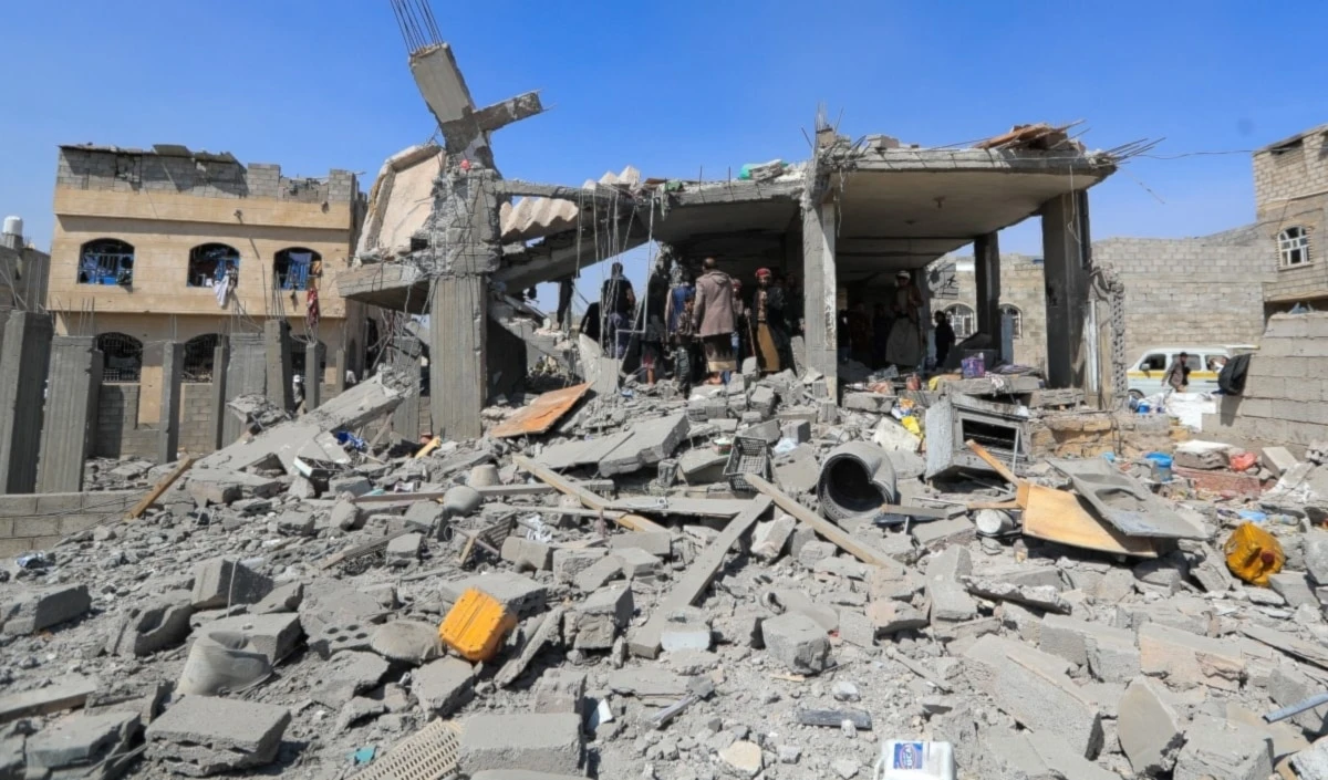 La gente inspecciona el lugar de un ataque aéreo de las fuerzas de Estados Unidos contra Saná, el pasado 7 de abril. Foto: AFP