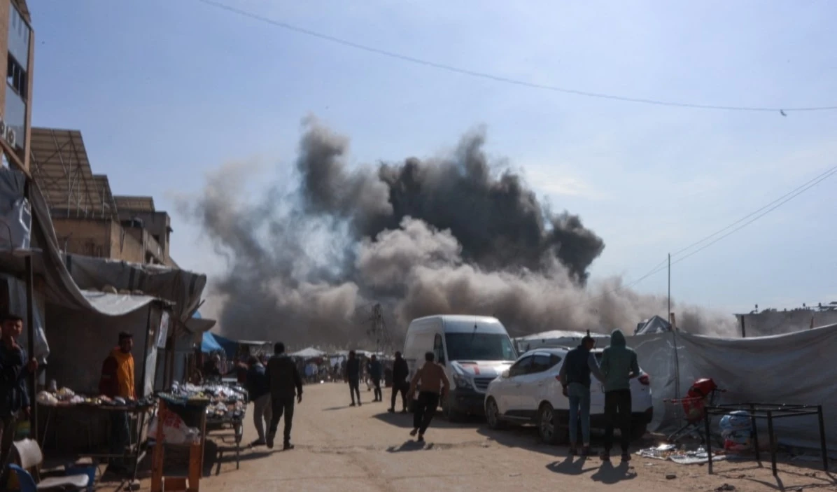 El humo se eleva tras un ataque aéreo israelí en el barrio de Zeitoun, en la ciudad de Gaza. (Foto: AFP)