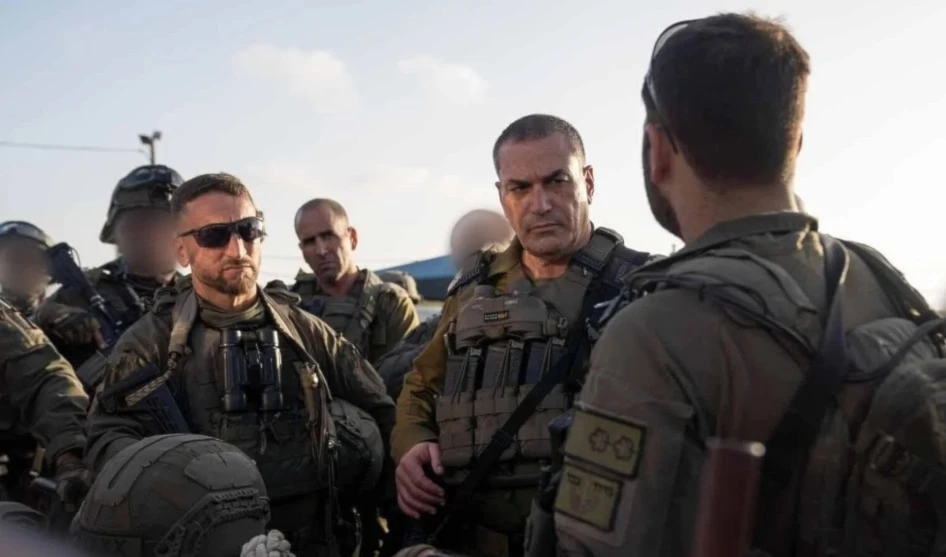 El jefe del Estado Mayor israelí, teniente general Eyal Zamir (centro), y el jefe de la División de Gaza, general de brigada Barak Hiram (izquierda), conversan con las tropas en Rafah, al sur de Gaza.