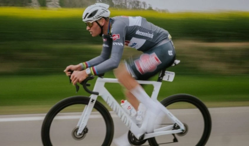 Ciclista neerlandés celebra tercer triunfo en clásica París-Roubaix.