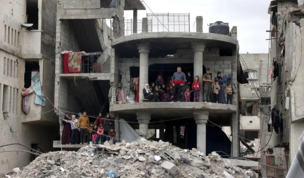 Palestinos entre los escombros de su casa destruida por los bombardeos israelíes en Jabalia. (Foto: AFP)