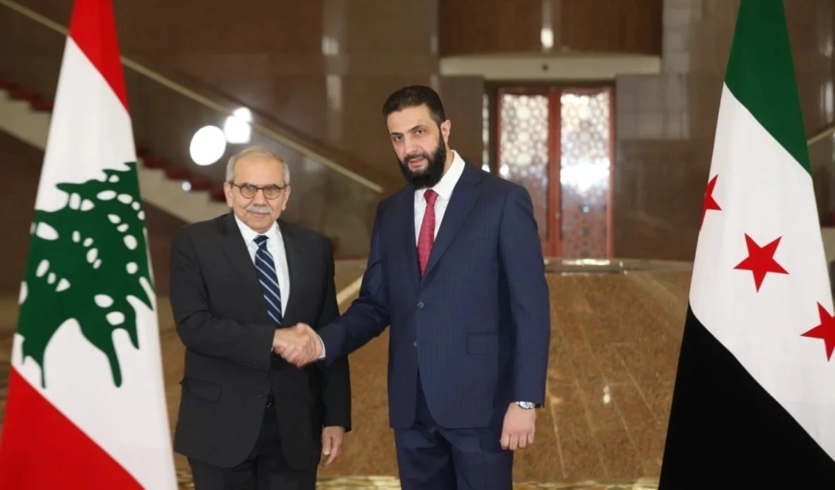 El presidente del gobierno de transición en Siria, Ahmed Al-Sharaa, recibe al primer ministro de Líbano, Nawaf Salam.