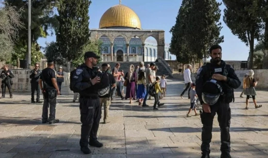 Las fuerzas israelíes impusieron restricciones severas a palestinos, limitando su acceso al lugar sagrado mediante órdenes de expulsión por varios meses.