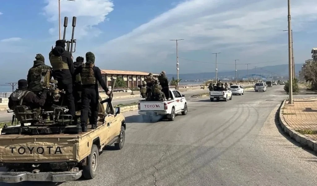 Convoyes de grupos armados recorren calles de la costa siria. Convoyes de grupos armados recorren calles de la costa siria.