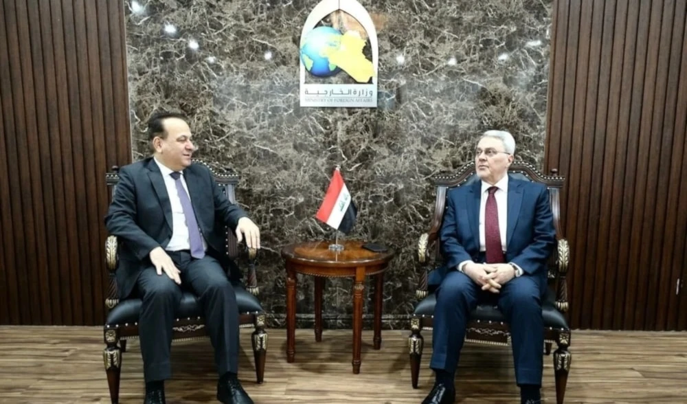 El subsecretario del Ministerio de Asuntos Exteriores de Irak, Mohammad Badr Al -Ulum, conversa con el embajador de Líbano en Bagdad, Ali Al-Habhab.