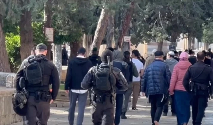 Colonos irrumpen en la mezquita de Al-Aqsa, bajo control policial. Colonos irrumpen en la mezquita de Al-Aqsa, bajo control policial.