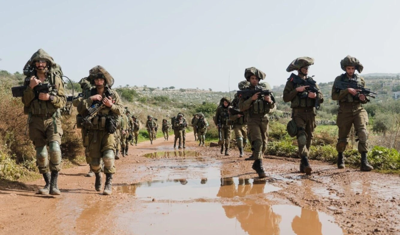 Fuerzas regulares israelíes durante una maniobra. Fuerzas regulares israelíes durante una maniobra.