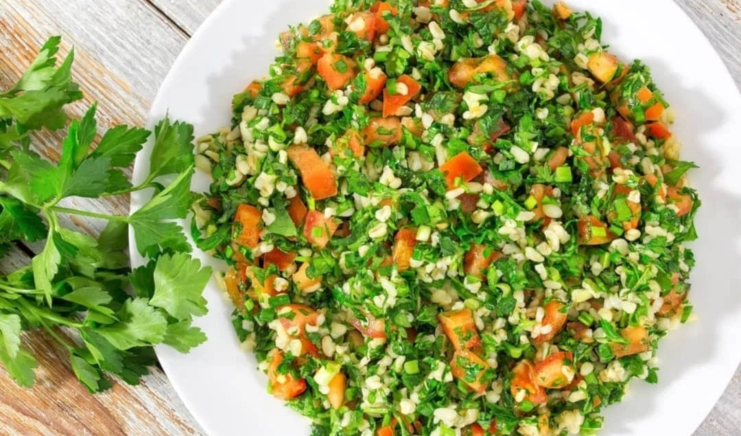 El nombre "tabulé" proviene de las conquistas asirias, de la palabra "especias" y el verbo "condimentar". Foto: Getty Images.