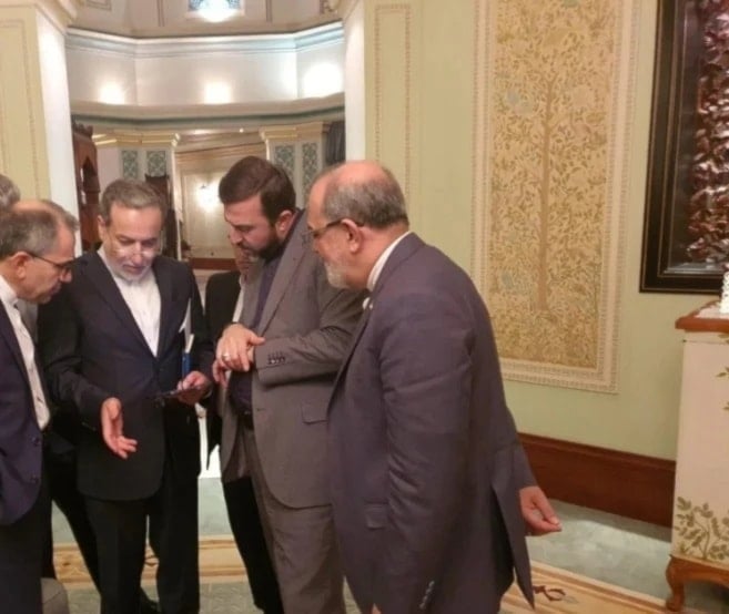 Integrantes de la delegación de Irán durante la primera ronda de conversaciones con representantes de Estados Unidos en Omán.
