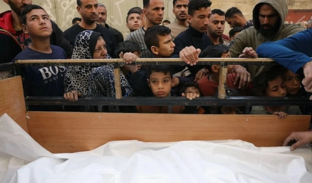 Palestinos despiden a los víctimas mortales de los ataques israelíes en la Franja de Gaza.