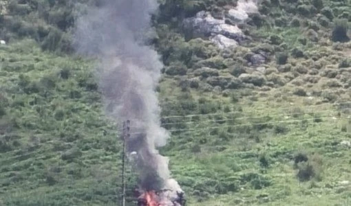 Ataque aéreo israelí impacta un automóvil en Wadi al-Hujayr, en el sur del país.