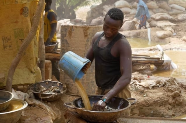 Trabajadores buscan oro en un asentamiento minero en Nigeria (Foto: Reuters)