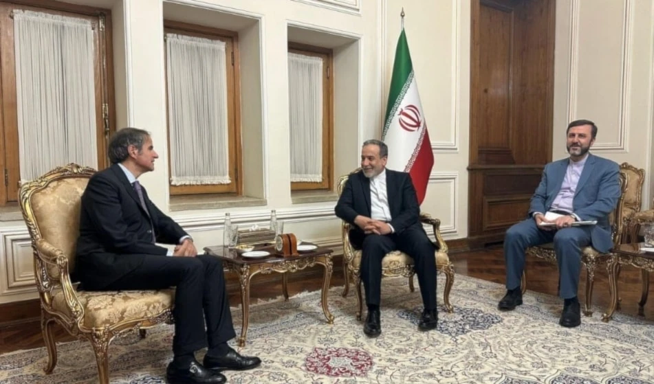 El ministro de Asuntos Exteriores iraní, Abbas Araqchi,  y el director general del Organismo Internacional de Energía Atómica, Rafael Grossi, durante un encuentro en Teherán.
