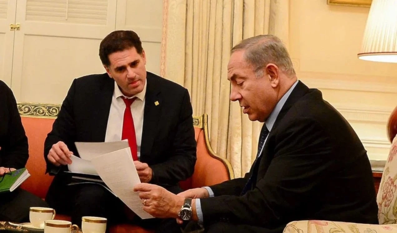 El primer ministro de la ocupación israelí, Benjamín Netanyahu, da instrucciones al ministro de Asuntos Estratégicos, Ron Dermer.