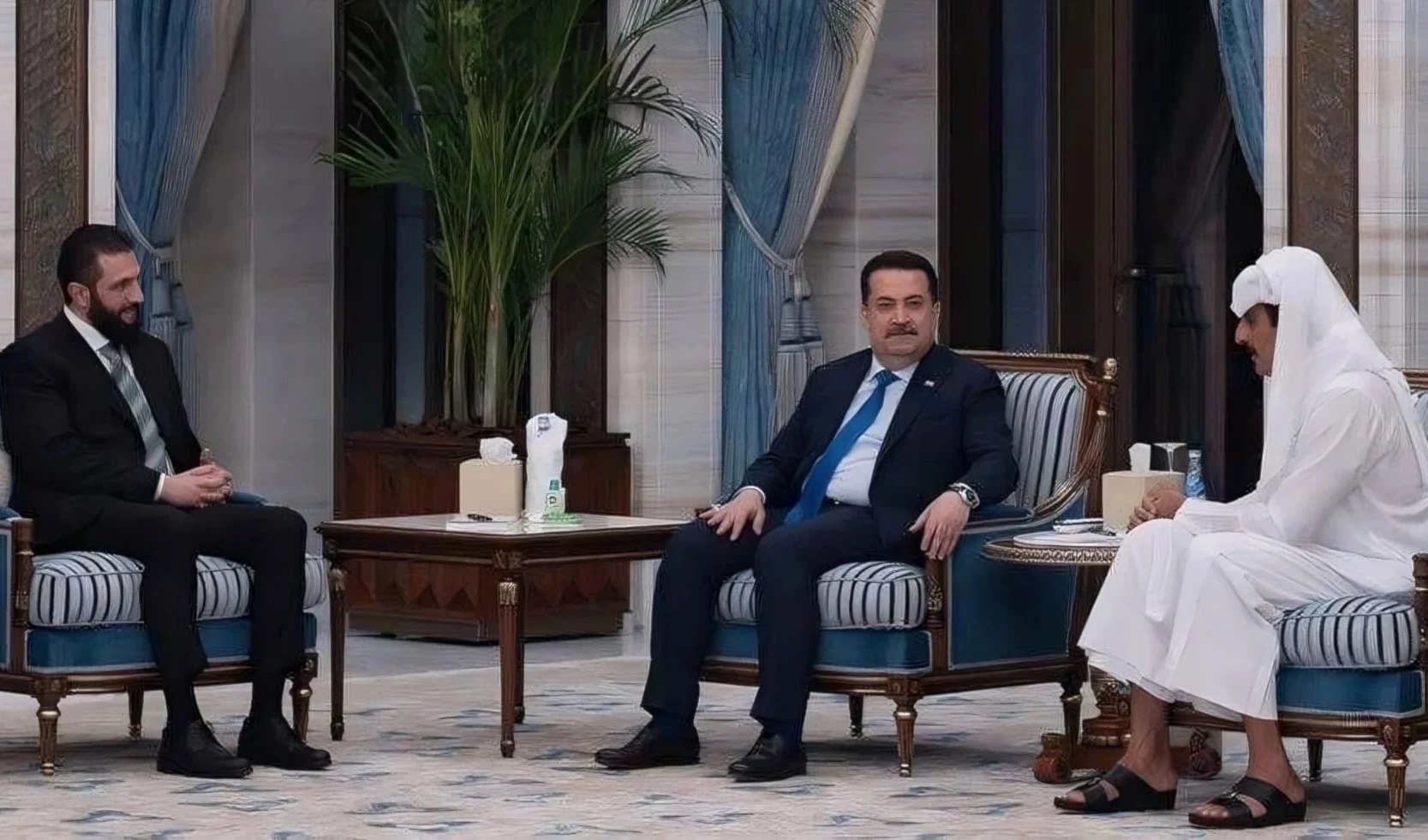 El presidente de transición de Siria, Ahmed al-Sharaa, el primer ministro iraquí, Mohammed Shia al-Sudani, y el emir qatarí Tamim bin Hamad Al Thani, durante su encuentro en Qatar.