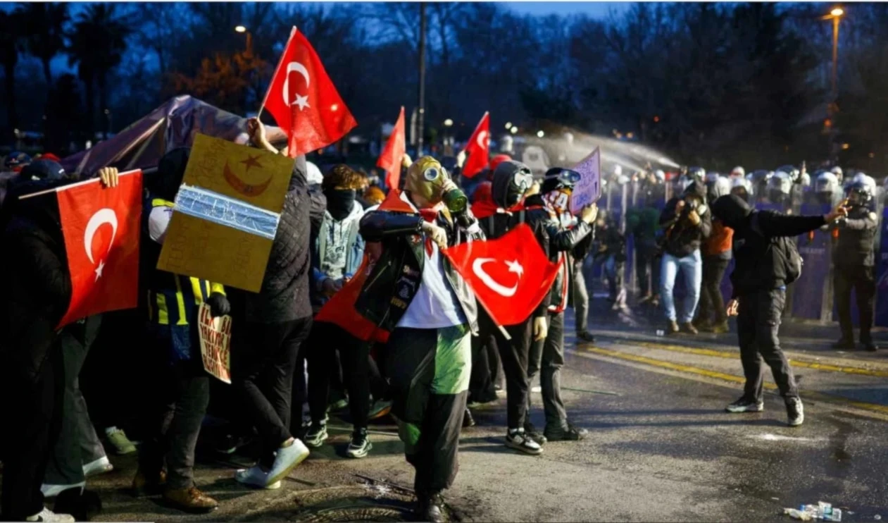 Las manifestaciones se extendieron desde las universidades hasta los institutos de toda Turquía. Las manifestaciones se extendieron desde las universidades hasta los institutos de toda Turquía.