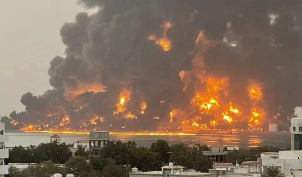 Efectos de uno de los bombardeos de Estados Unidos al puerto de Hodeidah, en Yemen.