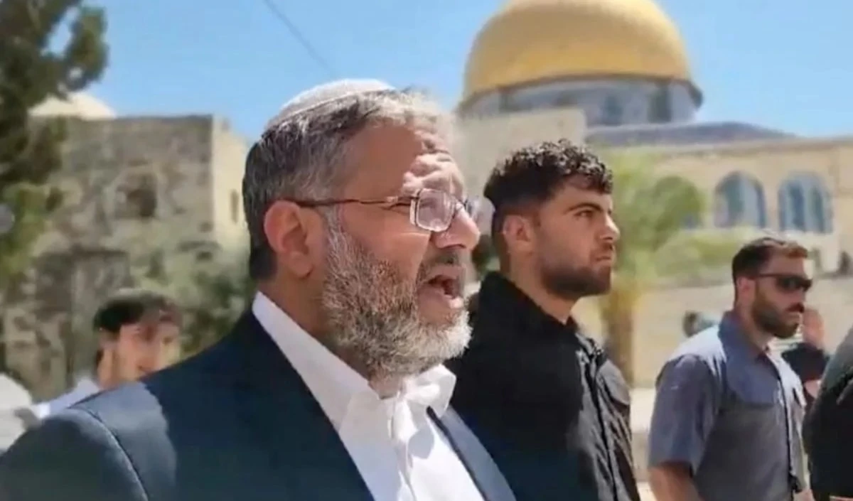 El ministro israelí de Seguridad Nacional, Itamar Ben Gvir, irrumpe en la mezquita de Al-Aqsa, tras su retorno al gobierno el pasado 19 de marzo.