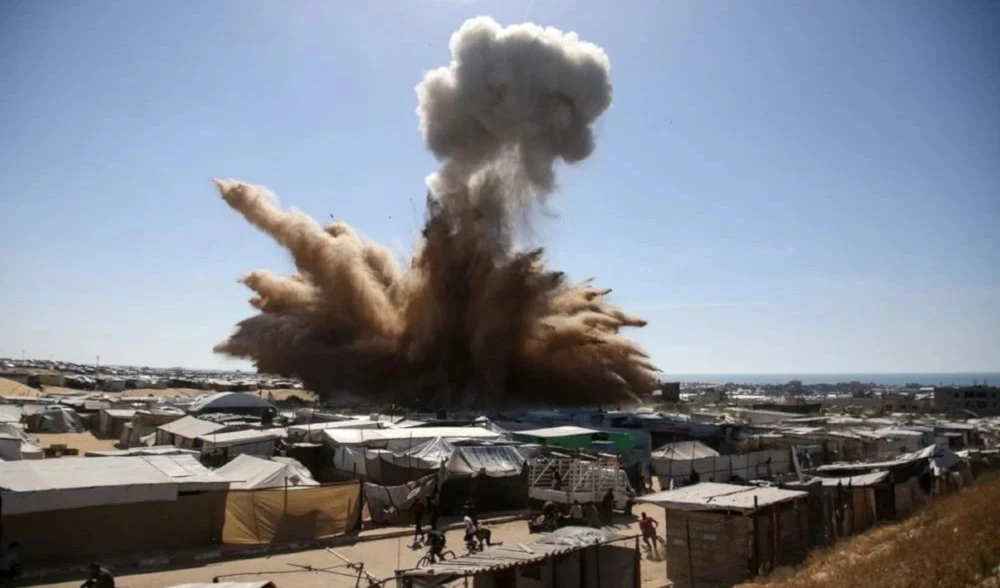 Ataque israelí contra tiendas de campañas en la Franja de Gaza.