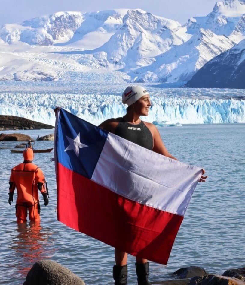 Nadadora de Chile realiza histórico nado nocturno en Viña del Mar.