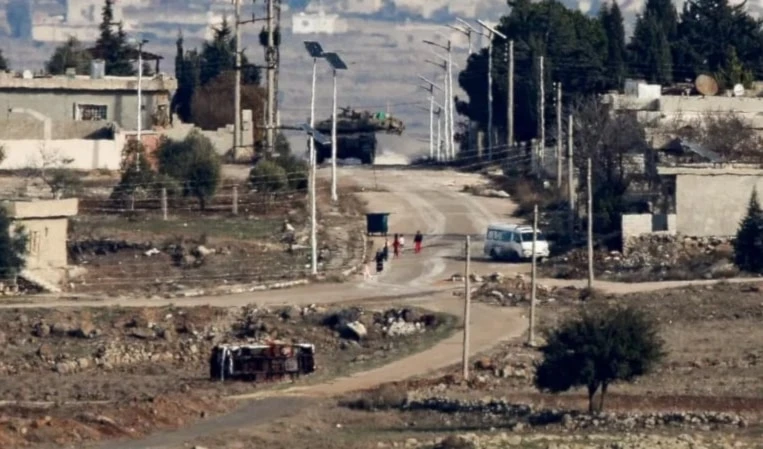 Vehículos militares israelíes avanzan hacia Quneitra, en el sur de Siria.