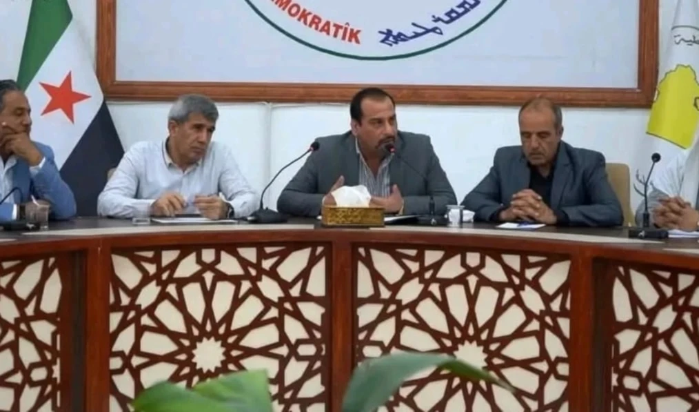 En la presidencia, los dirigentes de Consejo Democrático Sirio, durante la reunión consultiva en Raqqa este 22 de abril de 2025.