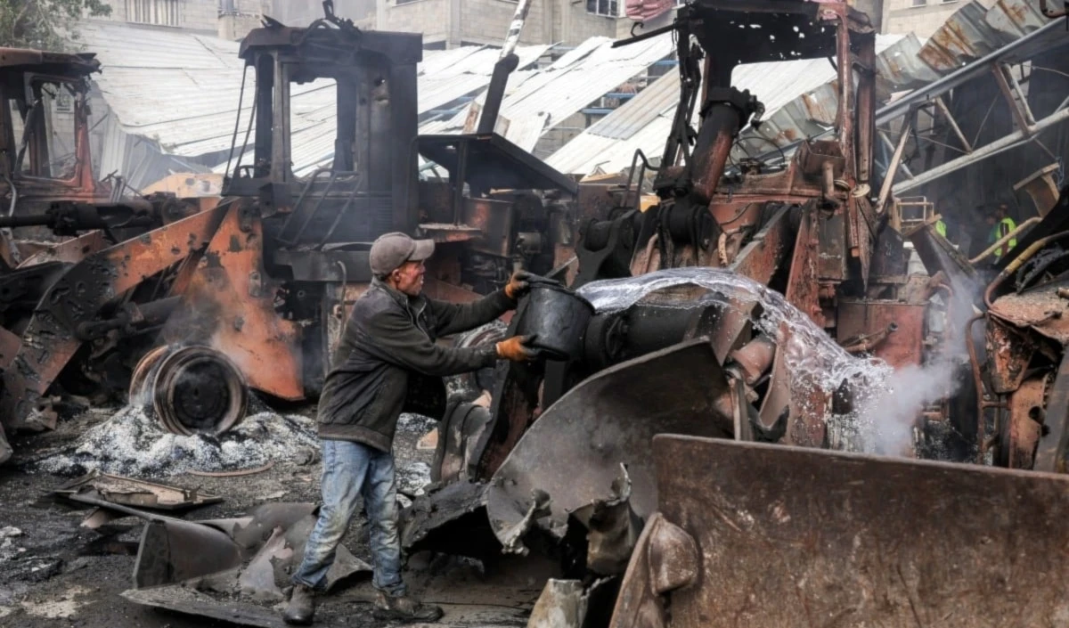 Excavadoras destruidas por bombardeos israelíes en el garaje del municipio de Jabalia, en el norte de la Franja de Gaza, el 21 de abril de 2025. Foto: AFP