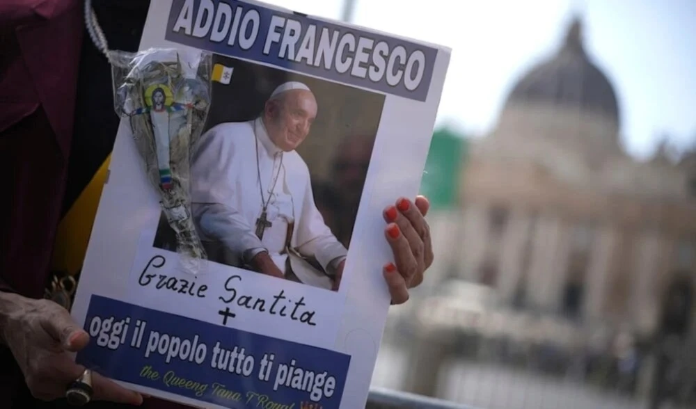 El Vaticano se encuentra en una encrucijada histórica: están en marcha los preparativos para elegir al sucesor del Papa Francisco. 21 de abril de 2025 (Foto: AP)