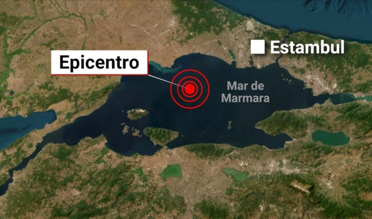 El sismo ocurrió a las 12:49 p.m. durante un día festivo, lo cual llevó a muchos residentes a salir corriendo de sus hogares por temor a réplicas.