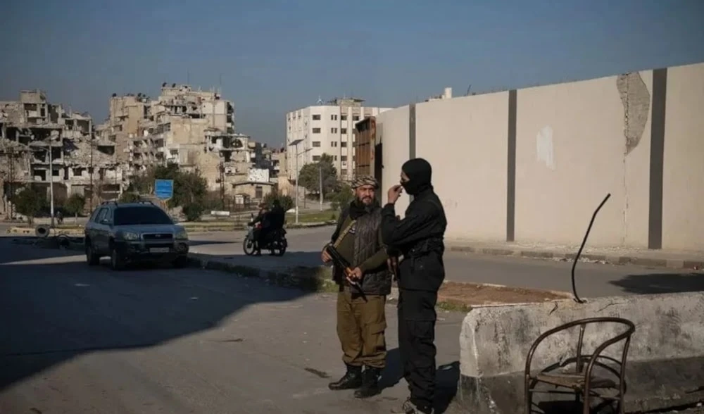 Miembros de Hayat Tharir al-Sham en un puesto de control en la localidad de Homs. Miembros de Hayat Tharir al-Sham en un puesto de control en la localidad de Homs.