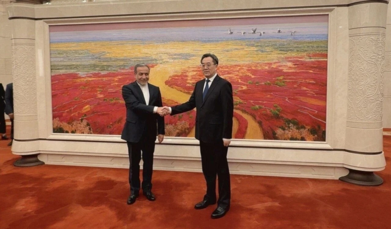 El viceprimer ministro de China, Ding Xuexiang, recibe al canciller de Irán, Abbas Araghchi.