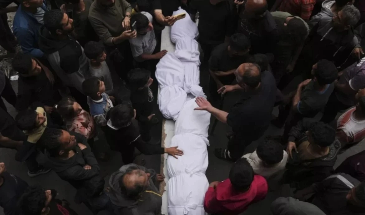 Familiares de mártires llevan los cuerpos de los fallecidos en un bombardeo israelí a la escuela Yaffa, en Gaza. (Foto: AP) Familiares de mártires llevan los cuerpos de los fallecidos en un bombardeo israelí a la escuela Yaffa, en Gaza. (Foto: AP)