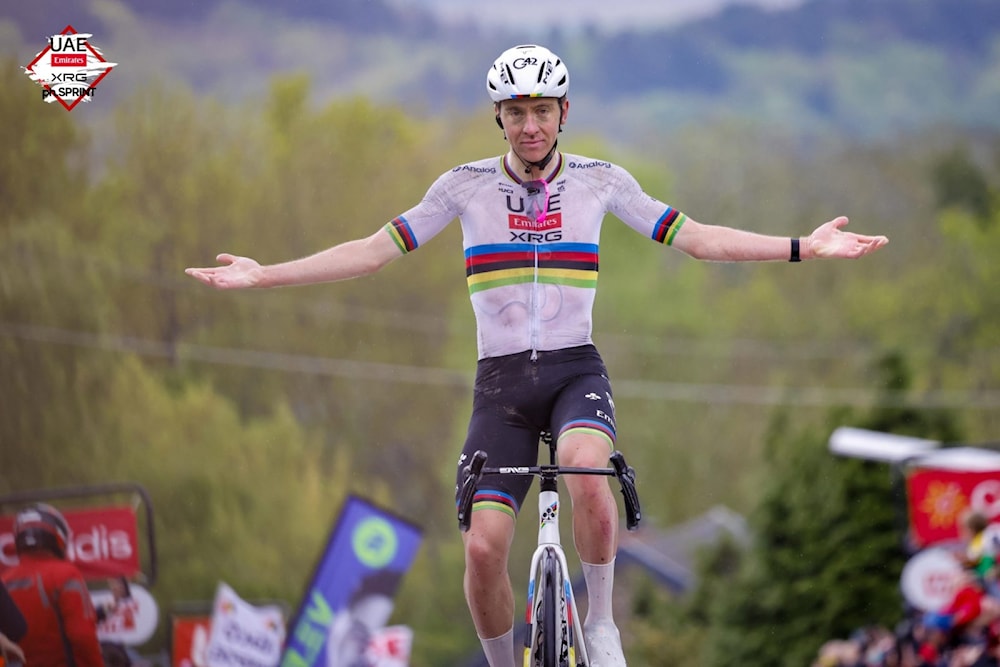 Ciclista esloveno Pogacar alza corona en torneo Flecha Valona.