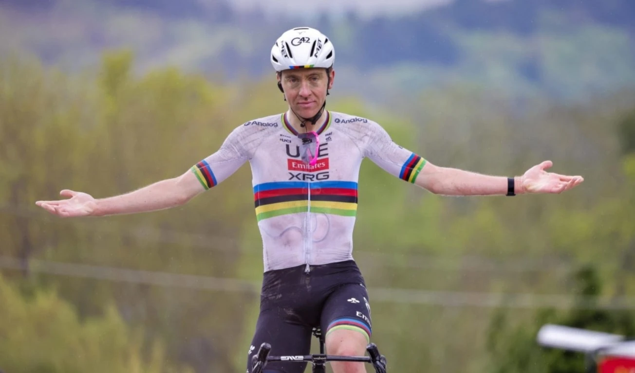 Ciclista esloveno Pogacar alza corona en torneo Flecha Valona.