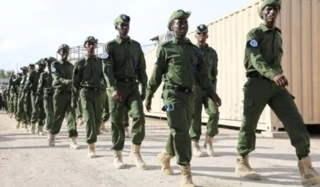Fuerzas de la policía de Somalia reciben entrenamiento para combatir el grupo terrorista Al-Shabab. Fuerzas de la policía de Somalia reciben entrenamiento para combatir el grupo terrorista Al-Shabab.