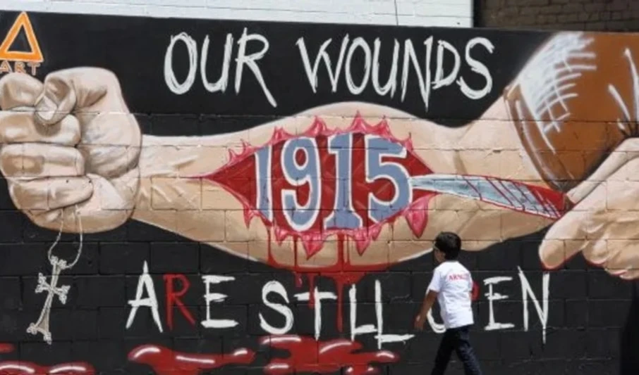 Un mural que representa las masacres cometidas contra los armenios durante la Primera Guerra Mundial. Un mural que representa las masacres cometidas contra los armenios durante la Primera Guerra Mundial.