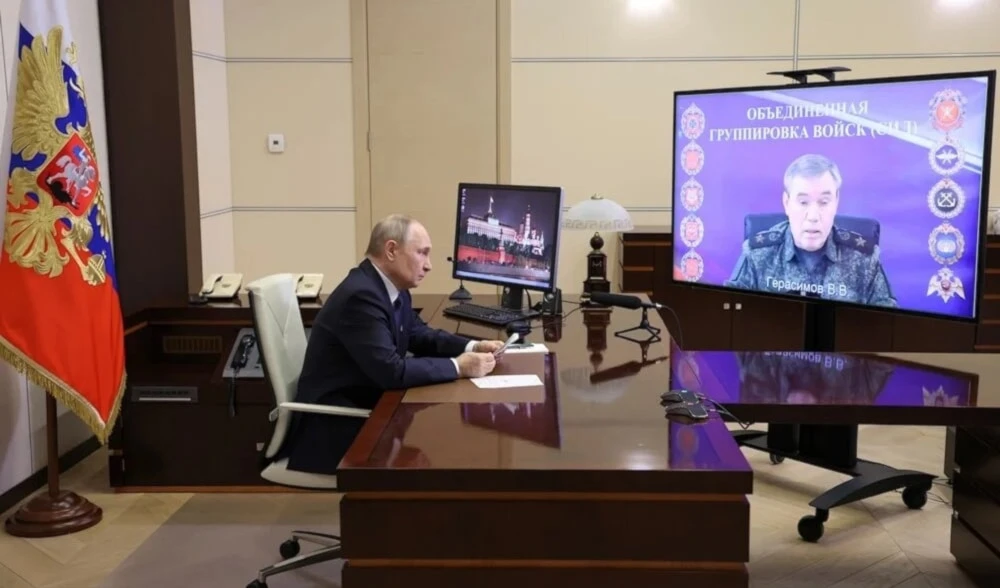 Presidente de Rusia escucha informe del jefe del Estado Mayor sobre la liberación de Kursk. 26 de abril de 2025 (Foto: AP) Presidente de Rusia escucha informe del jefe del Estado Mayor sobre la liberación de Kursk. 26 de abril de 2025 (Foto: AP)