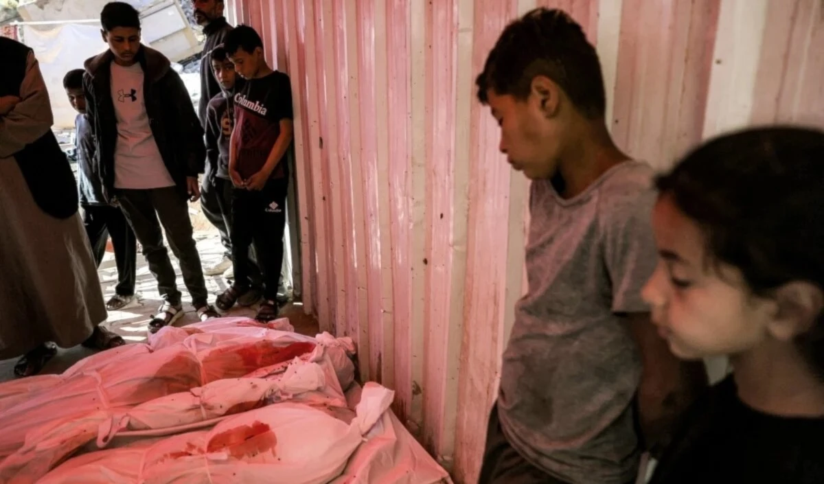 Cadáveres de mártires muertos en el bombardeo israelí de Jabalia en el Hospital Indonesio (AFP) Cadáveres de mártires muertos en el bombardeo israelí de Jabalia en el Hospital Indonesio (AFP)