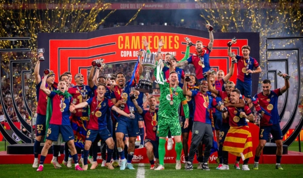 Barcelona domina el clásico y es rey de Copa de España.