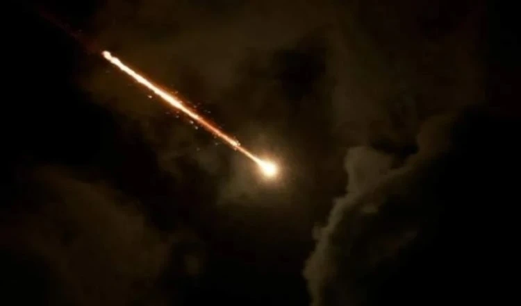 Misil balístico yemenita en los cielos de la Palestina ocupada. (Foto: Archivo)