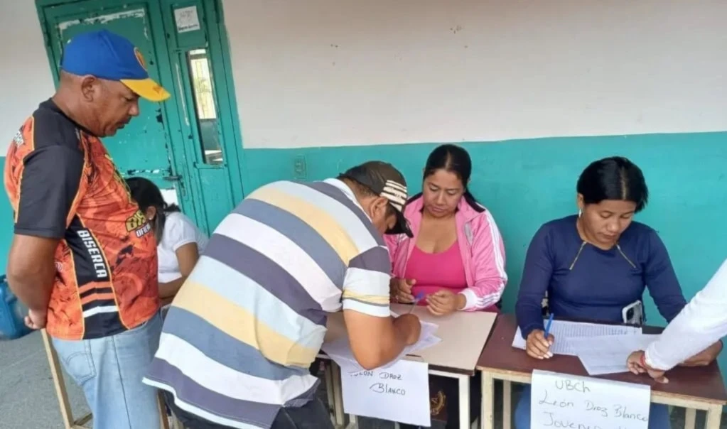 El ejercicio de este domingo incluye la participación de un total de cinc mil 338 circuitos comunales y 47 mil 214 consejos comunales.