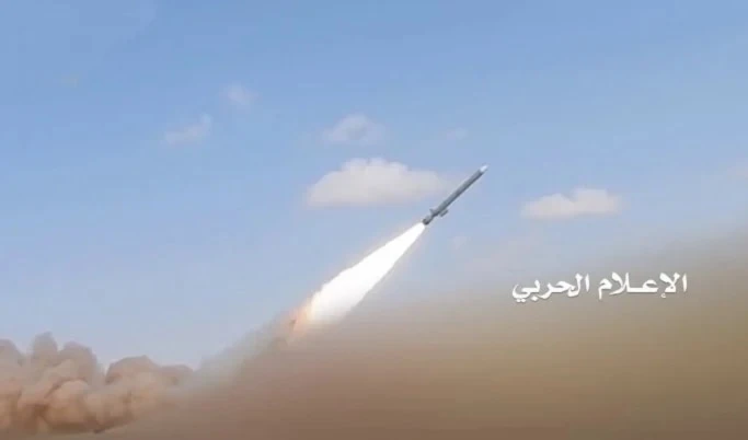 Momento del lanzamiento del misil balístico hipersónico que logró impactar con éxito el objetivo militar israelí. Momento del lanzamiento del misil balístico hipersónico que logró impactar con éxito el objetivo militar israelí.