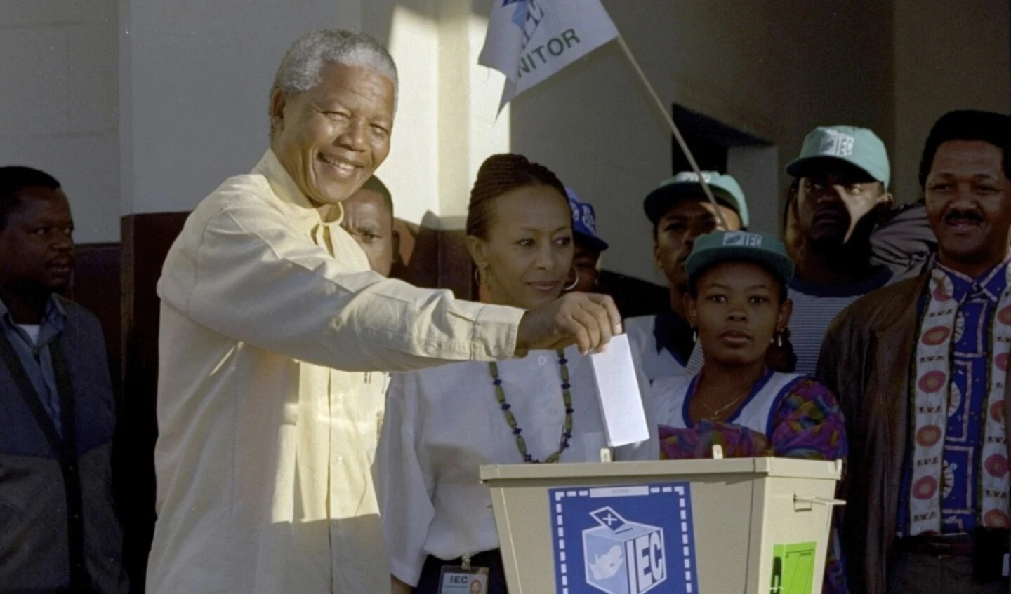 Nelson Mandela deposita su voto en las primeras elecciones democráticas de Sudáfrica, símbolo del fin del apartheid. Foto: AP