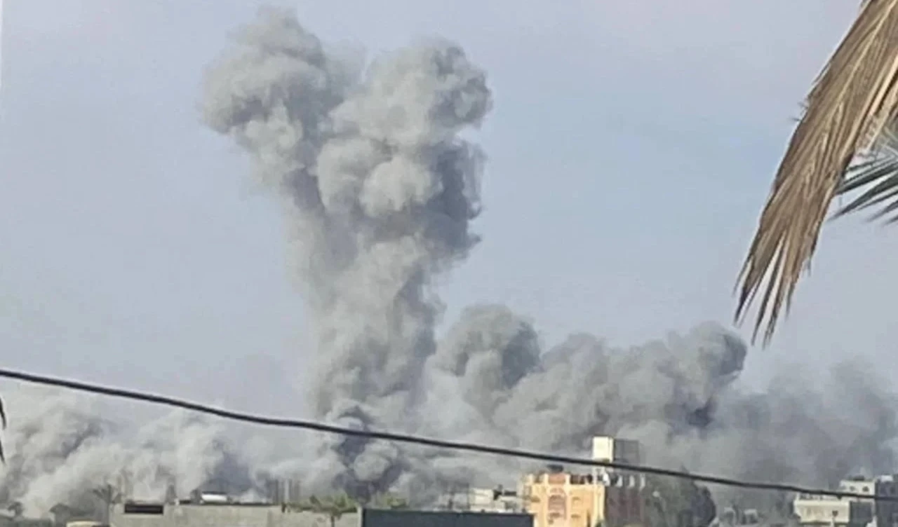 Ataque aéreo israelí tuvo como objetivo el barrio de Al Manara, al sureste de Khan Yunis.