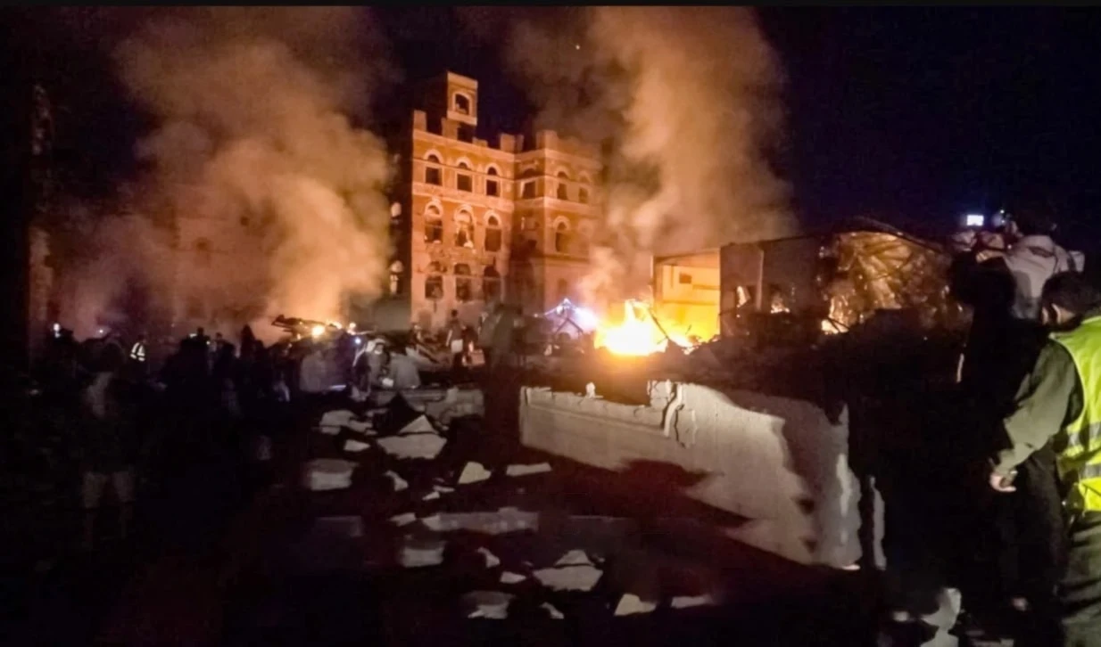 Escena del ataque aéreo estadounidense contra Saná el domingo.