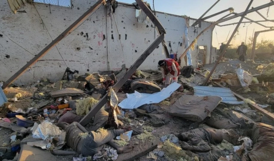 Destrucción y muerte en el centro de detención de Saada, en Yemen, tras los ataques aéreos de EE. UU.. (Foto: Agencias)
